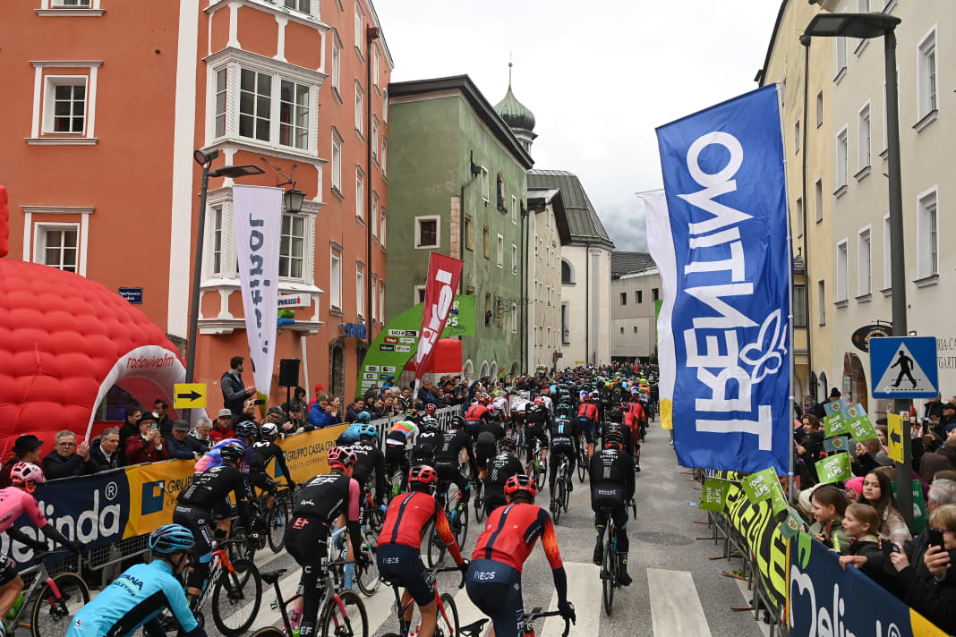 Das Peloton am Start der 1. Etappe der Tour of the Alps 2023 in Rattenberg
