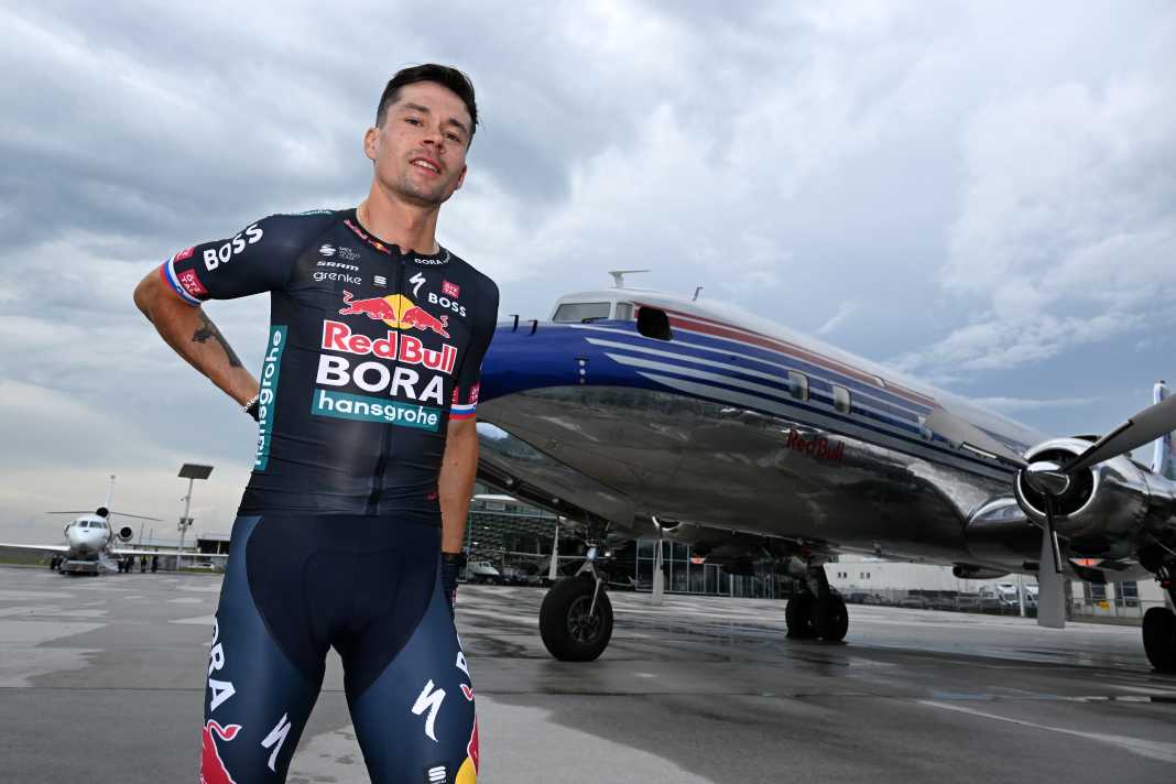 Primoz Roglic zeigt das neue Trikot von Red Bull-Bora-Hansgrohe