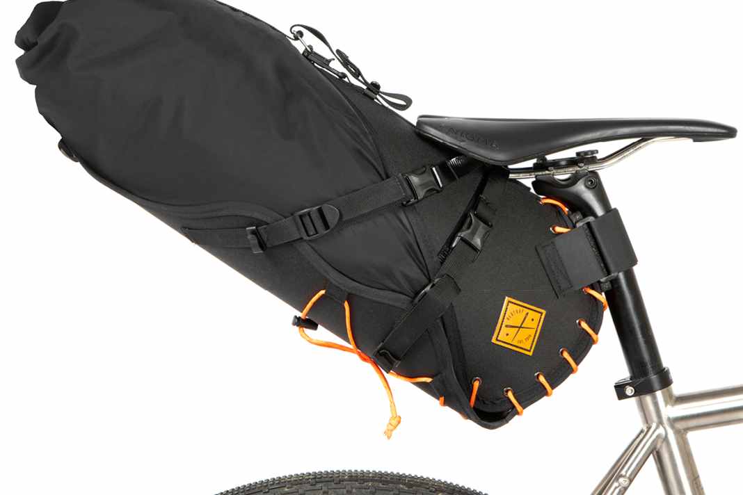 Der Restrap 18L Saddle Bag wiegt 645 Gramm,