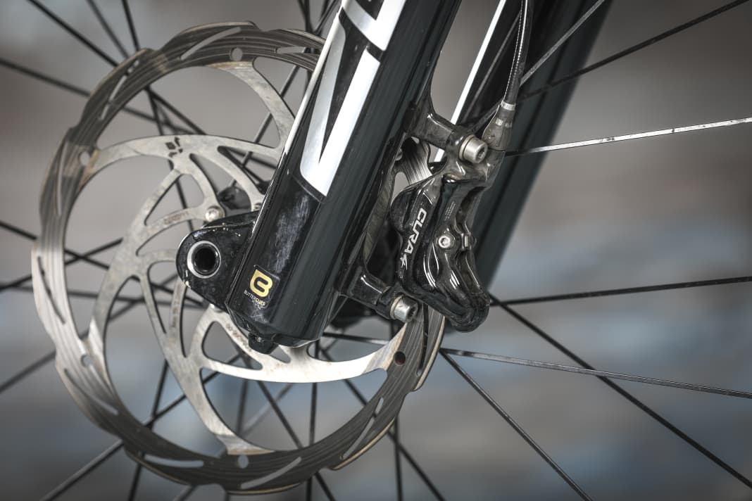 The Formula Cura4 discs impress with good braking performance and comfortable modulation. As standard, the Hammer is supplied with larger brake discs than our test bike: 220/200 mm. That's great and appropriate for a powerful enduro bike!