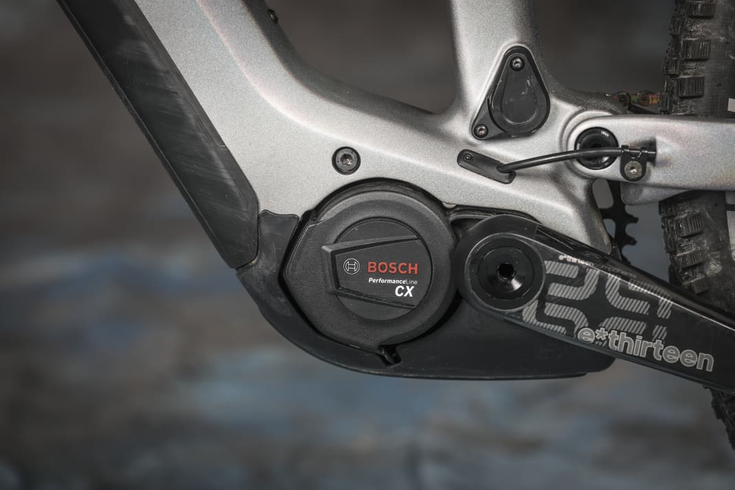 Bosch Performance CX: Der absolute Klassiker unter den E-MTB-Motoren besticht mit viel Leistung, spritziger Kraftentfaltung und guter Modulation. Richtig stark, wenn es um Uphill-Flow geht. Doch das Gesamtsystem mit 750er-Akku ist schwer.