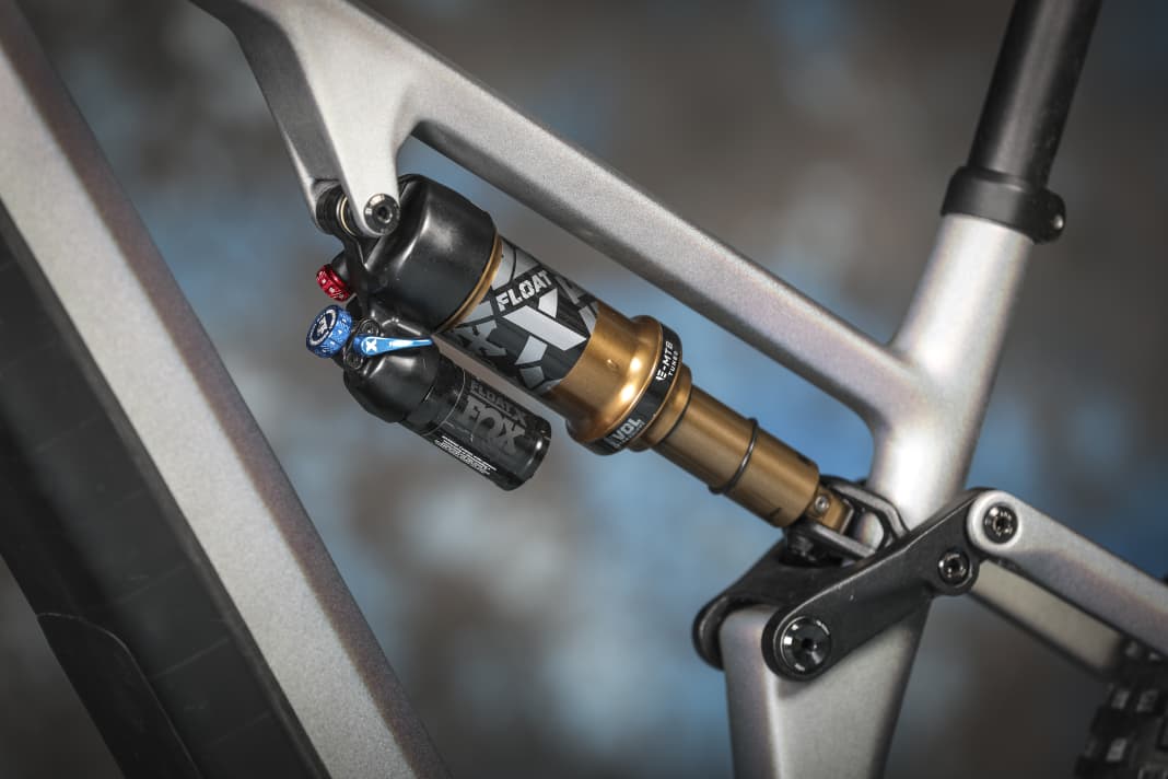 Trotz Diätkurs setzt Cube auf einen Dämpfer mit Ausgleichsbehälter. Ebenfalls aus Fox‘ hochwertiger Factory-Reihe.