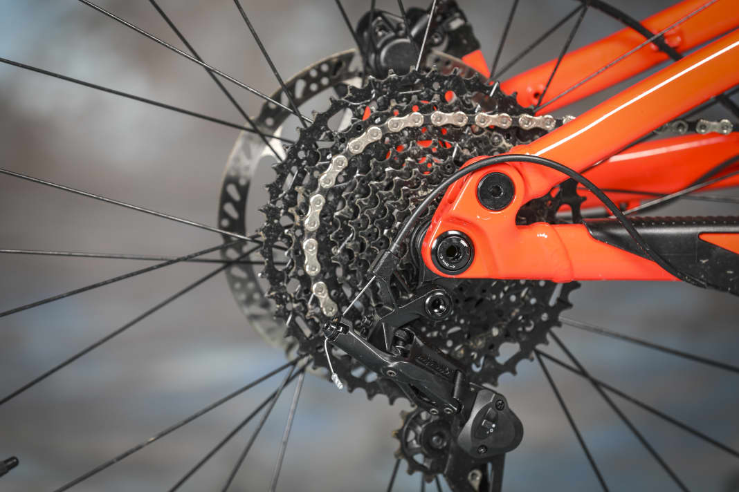10 gears, 11 to 48 teeth. The gears from Sram and Shimano today usually offer more range and smaller gear steps than the Microshift Advent on the Rockrider. This is also a clear cost-saving measure.