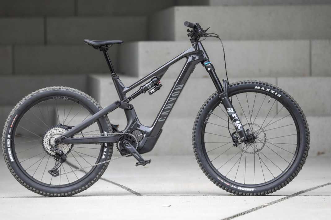 Wertig ausgestattetes E-All-Mountain zum günstigen Preis. Einziges Manko: Der Shimano EP801 kann mit der neuen Generation von Power-Motoren nicht mehr mithalten. In unserem Fotobike steckte die Fox 38 Performance-Gabel, in Serie kommt das Spectral:On CF 8 allerdings nur mit der 36er Rhythm.