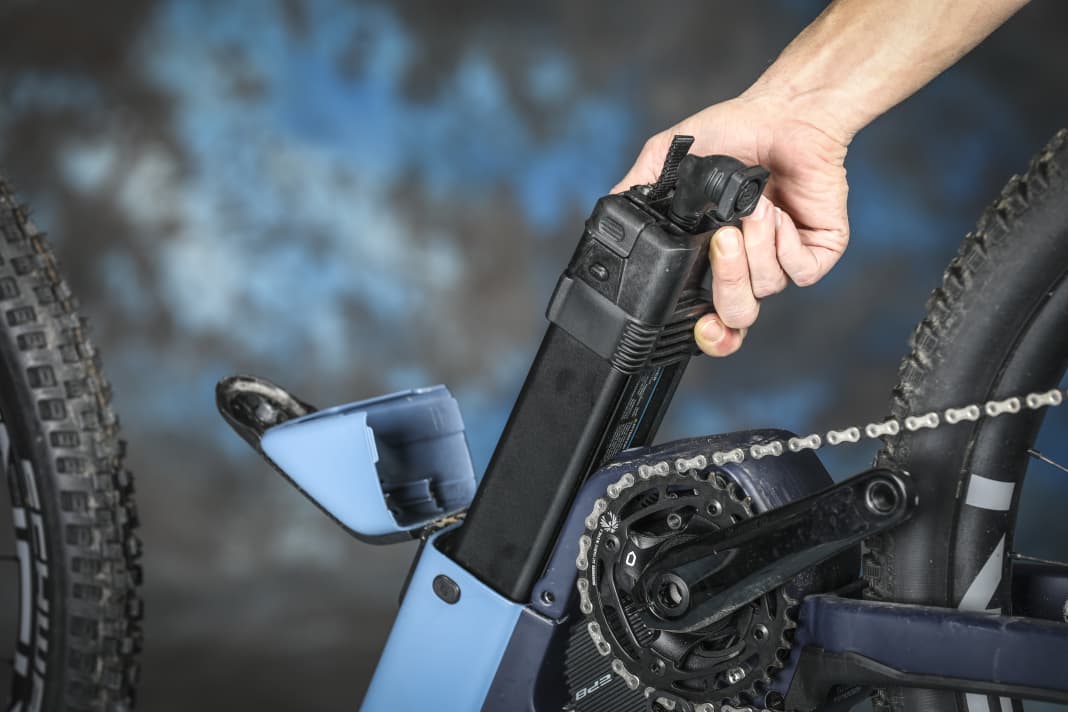 Der Simplo-Akku mit 720 Wattstunden wird ins Unterrohr eingeschoben. Leider ist er mit 4,45 Kilogramm unverhältnismäßig schwer, in unserem Bike klapperte zudem der Akku im Rahmen.