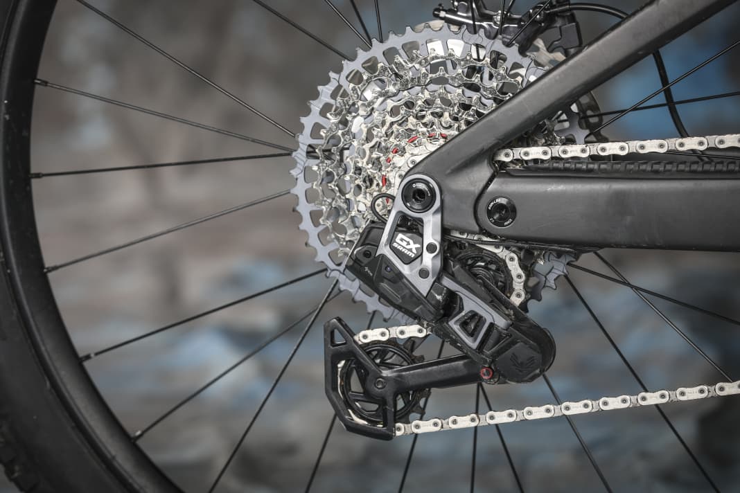Ganz neu: Auch das Scott Patron setzt für 2024 auf die Eagle Transmission von Sram. Im Patron ST kommt die günstigste Variante GX zum Einsatz. Der Strom kommt aus dem Haupt-Akku des Bikes.