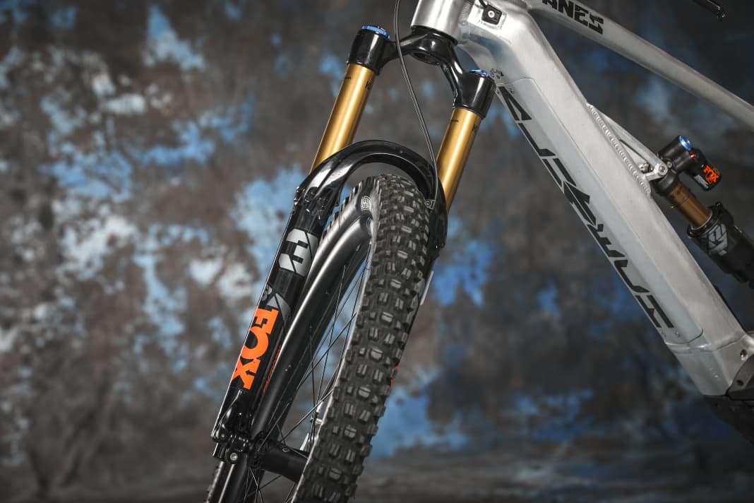 E-Enduro? Klar, dann kommt Fox‘ 38 ins Spiel. Hier in der edlen Factory-Variante mit Kashima-Blingbling.