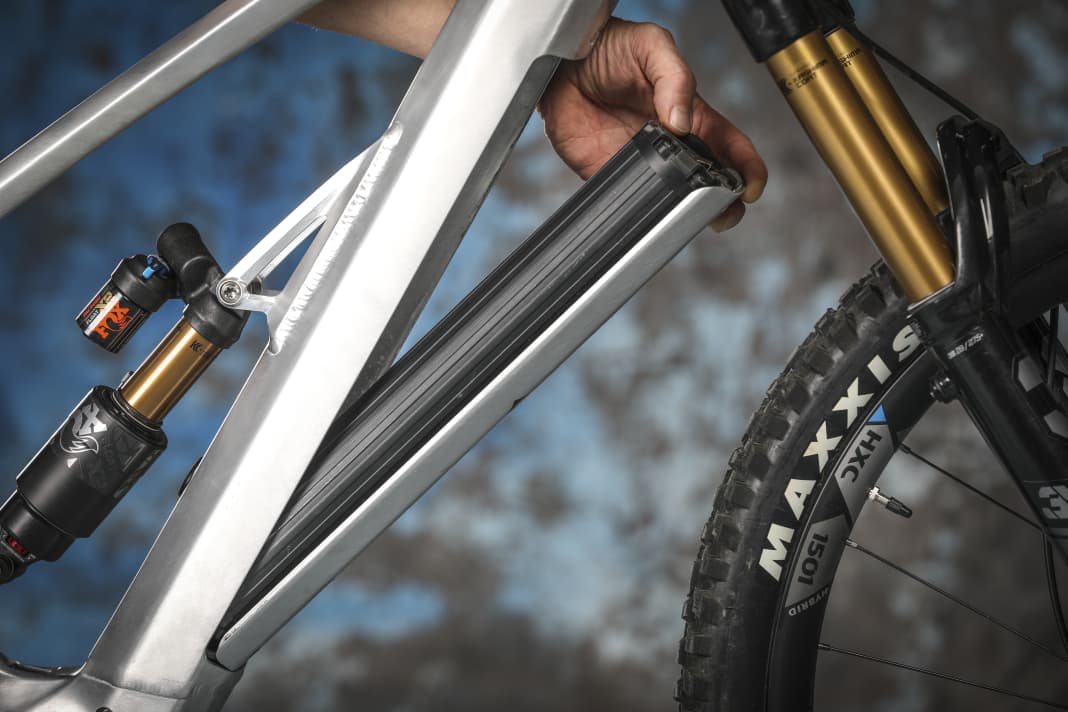 The compact Shimano battery with 630 watt hours (3.9 kg incl. aluminium cover) can be conveniently folded forwards out of the down tube, but only delivers a moderate range.