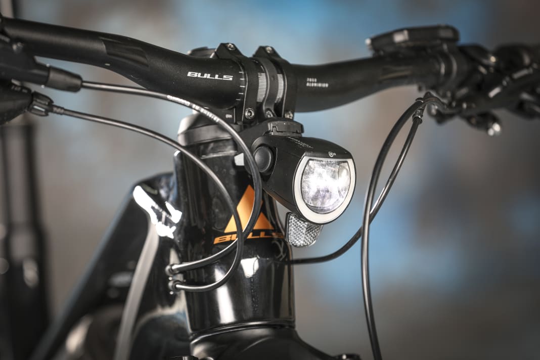 Bulls has placed a magnetic Monkey Link mount under the handlebars, which is supplied with power from the main battery. Various front lights (not included) can be clipped on here.
