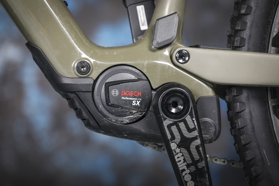 Der Bosch SX liefert Spitzenleistungen von bis zu 600 Watt und zieht damit mit Powermotoren gleich. Dauerhaft sind aber nur 400 Watt abrufbar, das Drehmoment fällt besonders bei niedrigen Trittfrequenzen überschaubar aus.