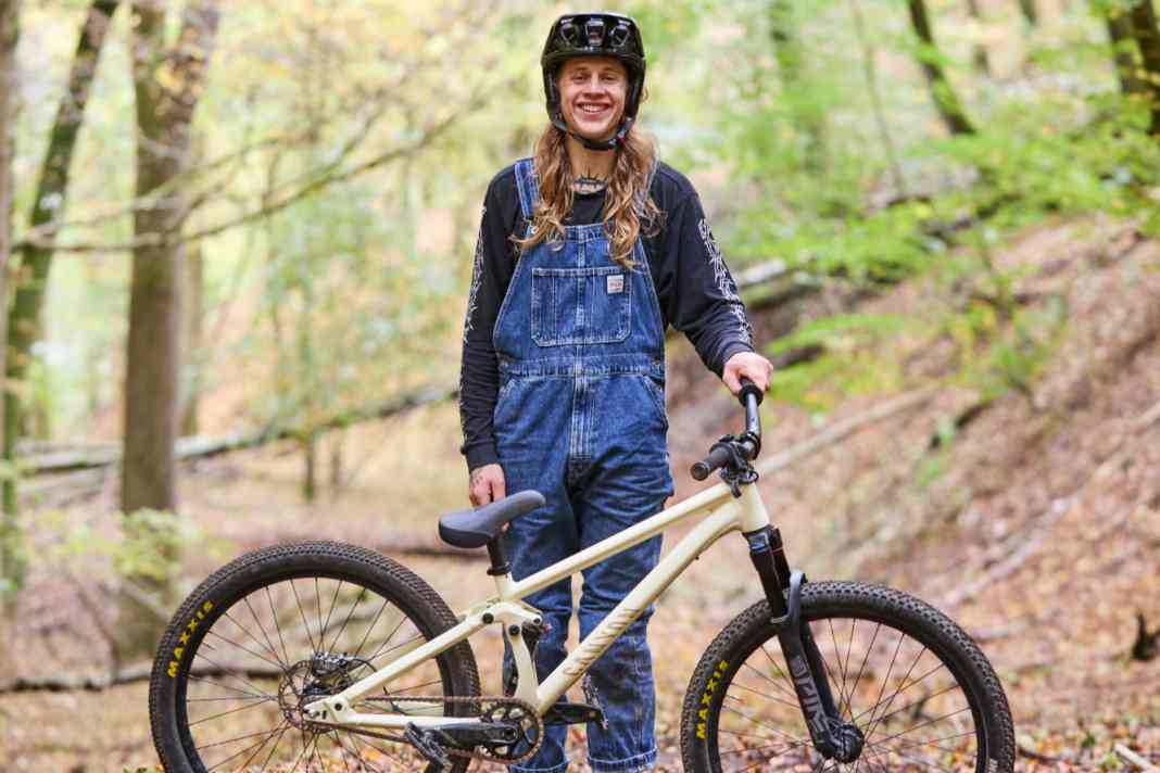 Profi-Freerider Lukas Schäfer: in Latzhose über Mega-Stunts.