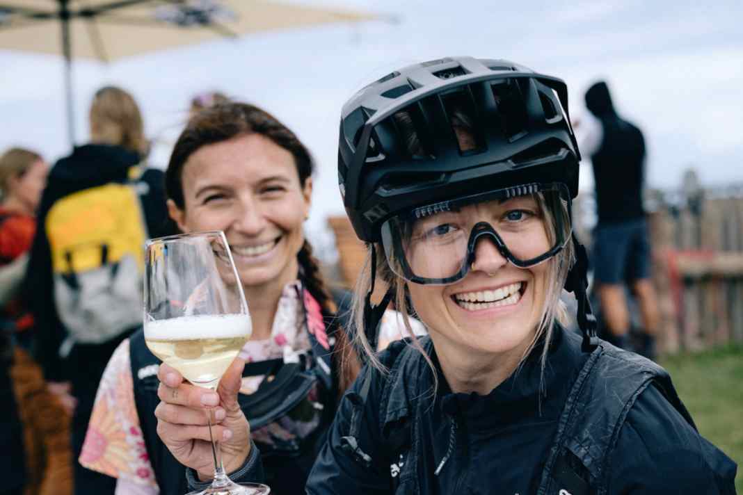 Stößchen drauf! Sie hat den perfekten MTB-Helm schon gefunden. Wie man den für sich persönlich ideal passenden Fahrradhelm findet, das klärt unsere große Kaufberatung. | Mia Maria Knoll