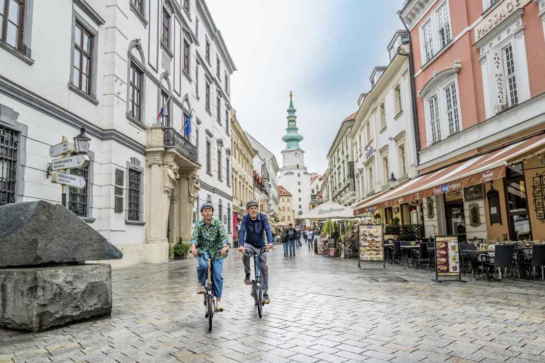 Die aus dem 18. Jahrhundert stammende Altstadt Bratislavas ist für ihre belebten Bars und Cafés bekannt.