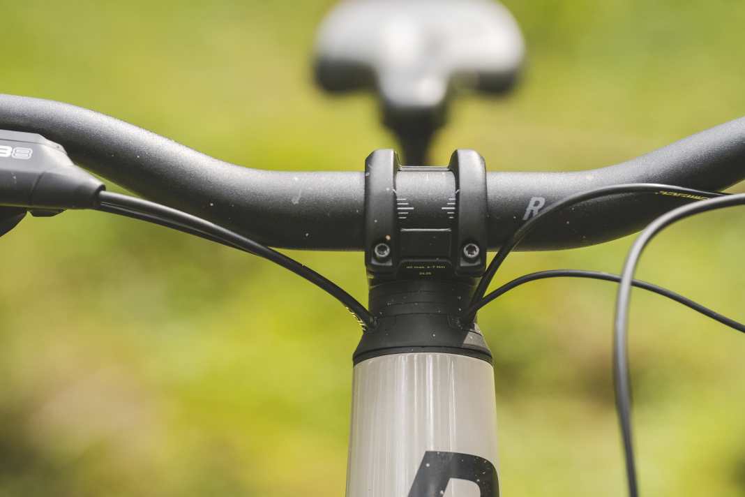 Optisch schick, aerodynamisch am MTB nicht relevant, und in Sachen Schrauber-Freundlichkeit ein Alptraum: Wenn Brems- und Schaltzüge schon im Steuersatz ins Rahmeninnere verschwinden, wird der Service zur nervenraubenden Bastelei.