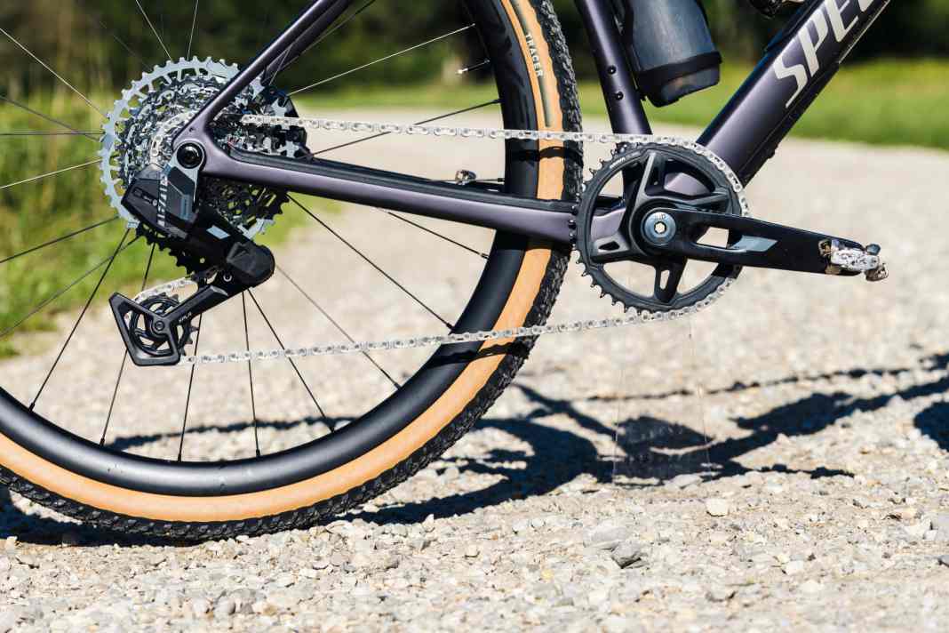 1-fach-Antriebe haben auf ruppigen Pisten und im Gelände Vorteile: geringere Störanfälligkeit, intuitive Bedienung, größere Reifenfreiheit und höhere Kettensicherheit. Die Sram Rival XPLR besetzt die obere Mittelklasse bei Funk-Systemen.