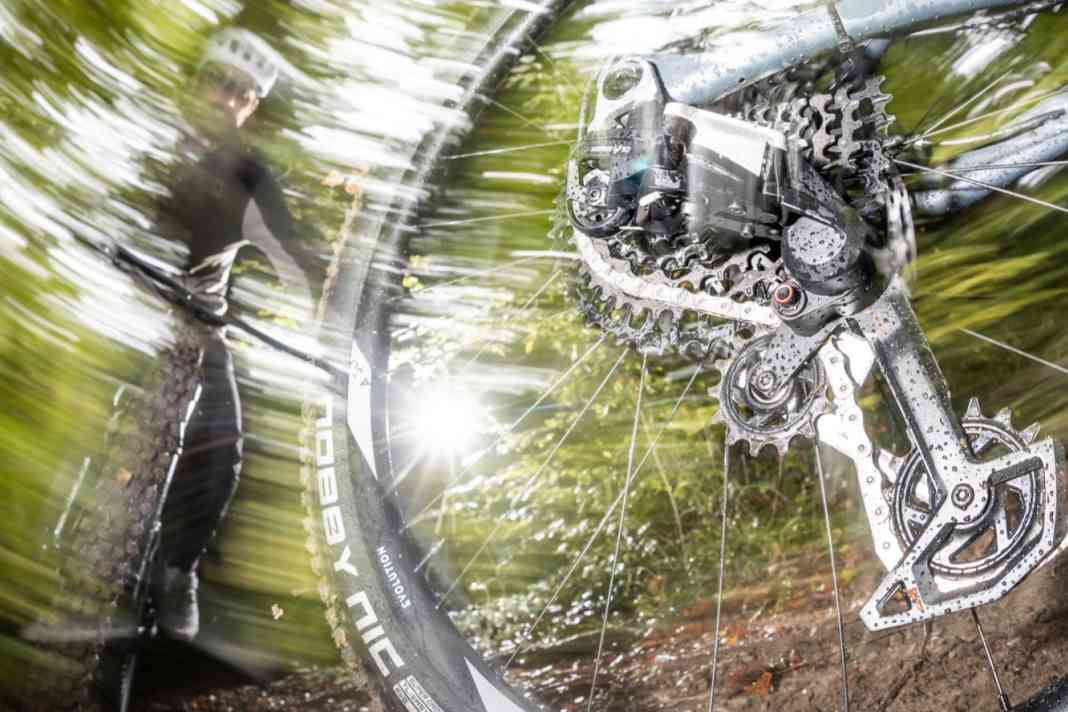 Sram wants to revolutionise mechanical drivetrains with the new Eagle 90 Transmission. How does the newcomer fare in a duel against the classic Shimano XT?