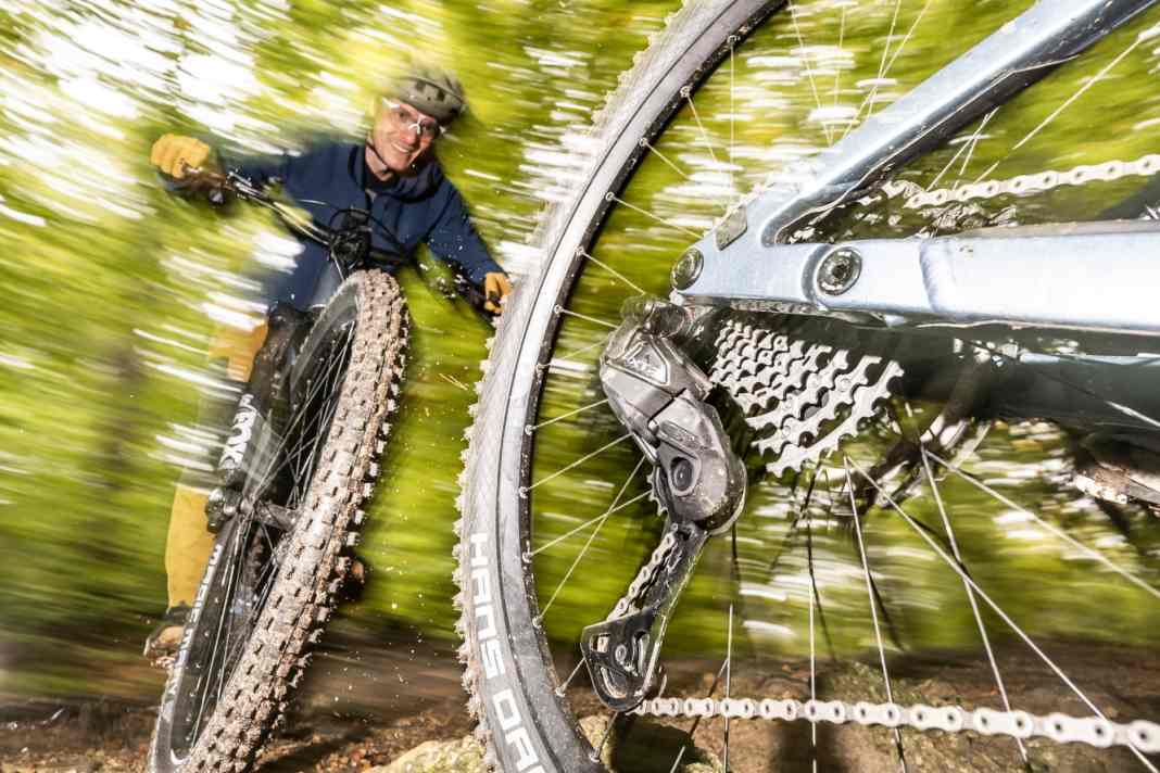 Test Elektro-Schaltungen: Die neue Shimano XTR Di2 muss sich gegen Srams XX Eagle Transmission beweisen