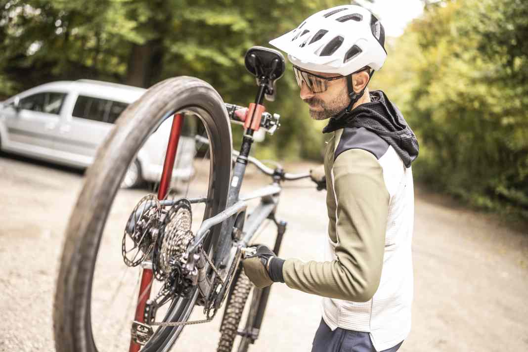 You're about to set off on your first tour of the season - but before you do, you should give your bike a thorough check. We'll show you what's important.