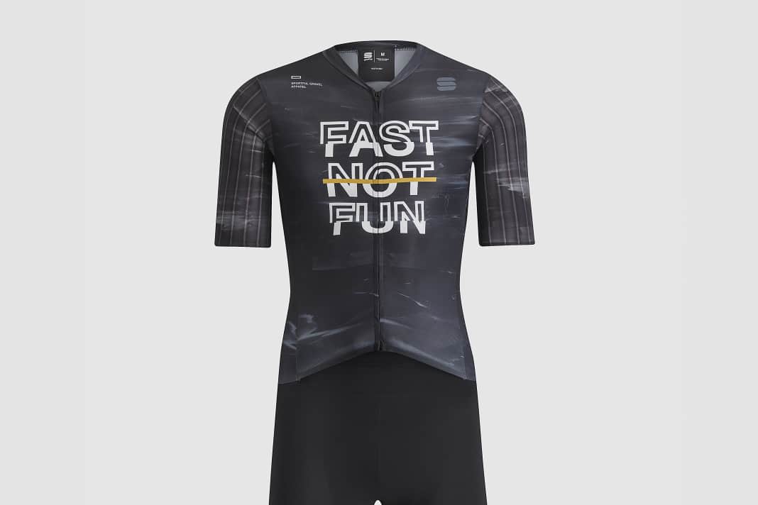 The Sportful FAST NOT FUN Gravel-Suit in black and from the front.