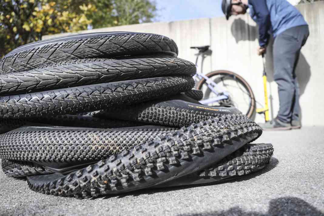 In unserem Reifentest mussten Continental und Schwalbe in den wichtigsten Touren-Reifen Kategorien im Direktvergleich gegeneinander antreten.