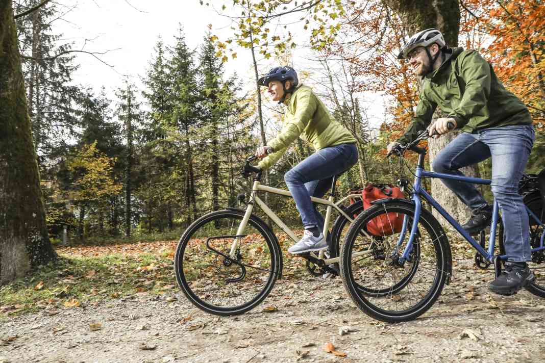 With its relaxed riding position and crisp hub gears, the Amber Road provides a classic trekking bike feel.