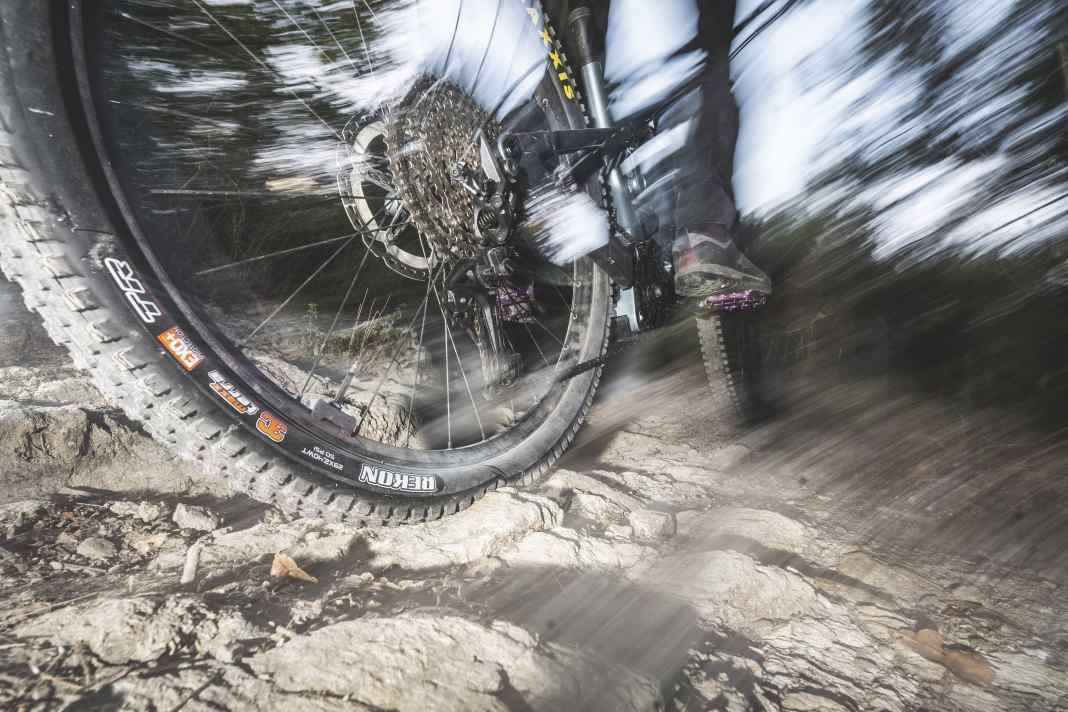 Vorteil Tubeless: Mit Milch statt Schlauch im Reifen lassen sich die Luftdrücke signifikant senke. Folge: Mehr Traktion und besseres Überrollverhalten bei gleichzeitig hohem Pannenschutz.