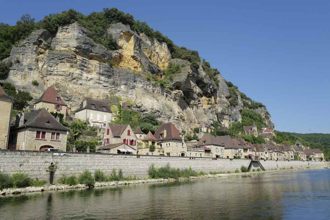Das Périgord im Südwesten Frankreichs verbindet landschaftliche, kulinarische und kulturelle Highlights. Der Ort La Roque-Gageac am Ufer der Dordogne wurde mit dem Prädikat „eines der schönsten Dörfer Frankreichs“ ausgezeichnet.