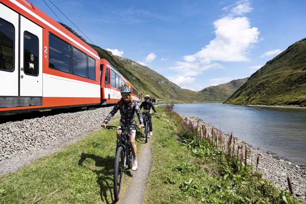 Up close and personal: the Glacier Bike Tour runs along the route of the legendary Glacier Express across Switzerland, here at the idyllic
Oberalpsee at an altitude of over 2000 metres.