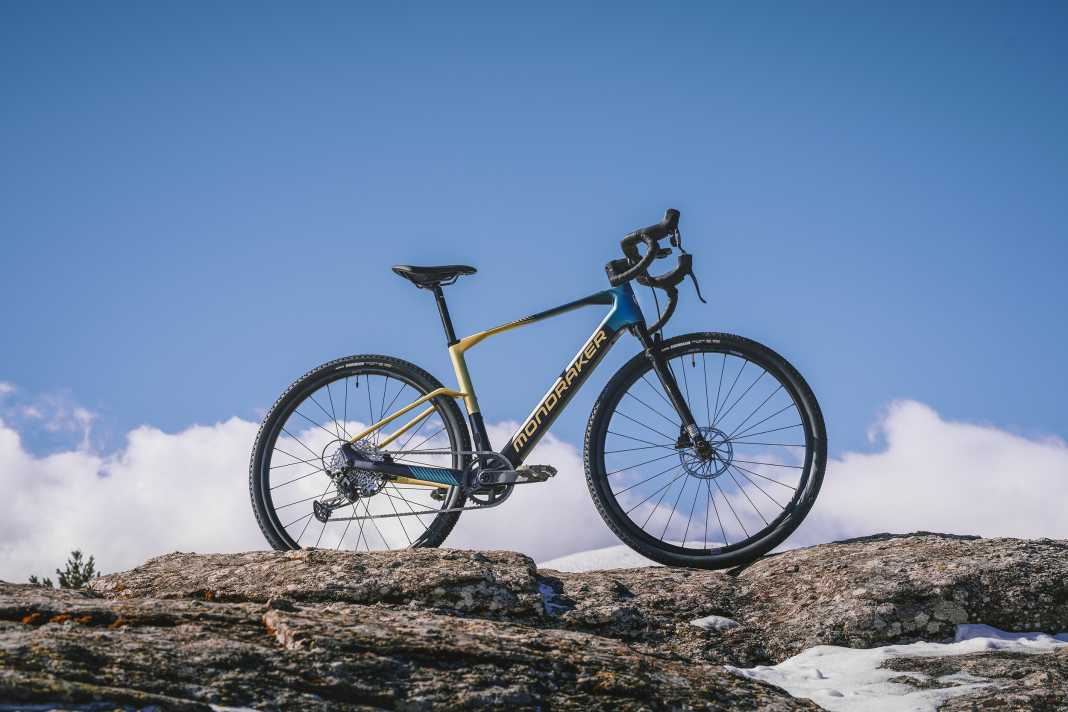 Mondraker legt zwei neue Modelle seines E-Gravelbikes nach: Das günstige Dusty R bekommt die Federgabel des Topmodells...