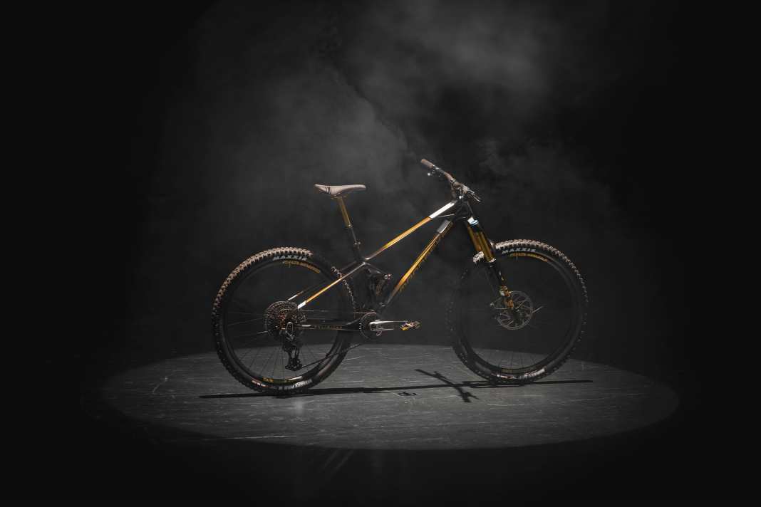 The special version of the Mondraker Foxy Carbon is limited to 20 bikes for the 20th anniversary.
