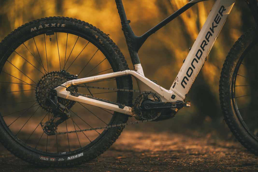 No, there is no suspension at the rear. However, the frame should still be particularly comfortable thanks to the special design.