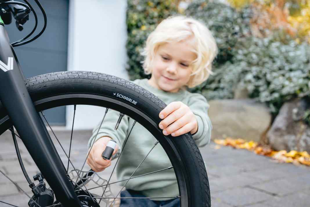 Auch wenn der Reifen halb so groß ist wie man selbst, mit dem neuen Ventil können schon die Kleinen beim Aufpumpen helfen. | pd-f