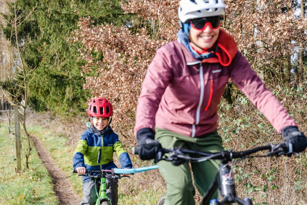 Mehr Touren-Radius erreichen Sie mit einem Abschleppseil. Das hilft über langweilige Passagen hinweg.