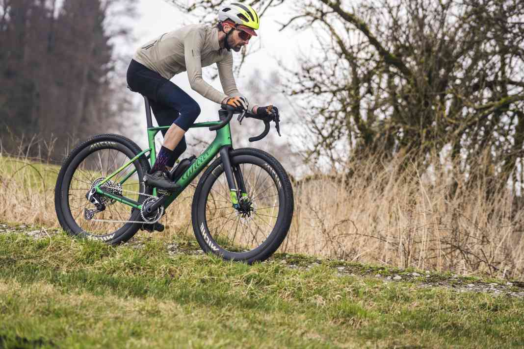 Wer sein Gravelbike eher als Rennmaschine sieht und am liebsten Rennrad fahren würde, nur eben auf Schotter, achtet auf Gewicht, dünne schnelle Reifen und ein schmales, aerodynamisches Cockpit.
