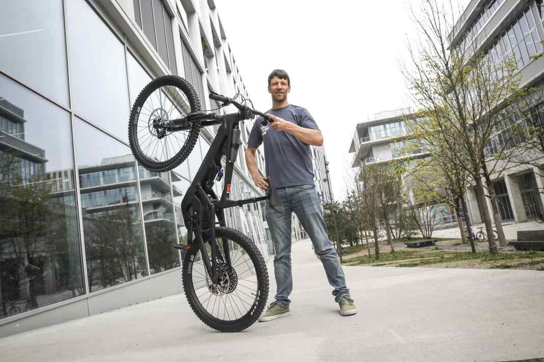 Geht gerne steil: Das Canyon Torque:On CF mag wilde Abfahrten und Stunts.