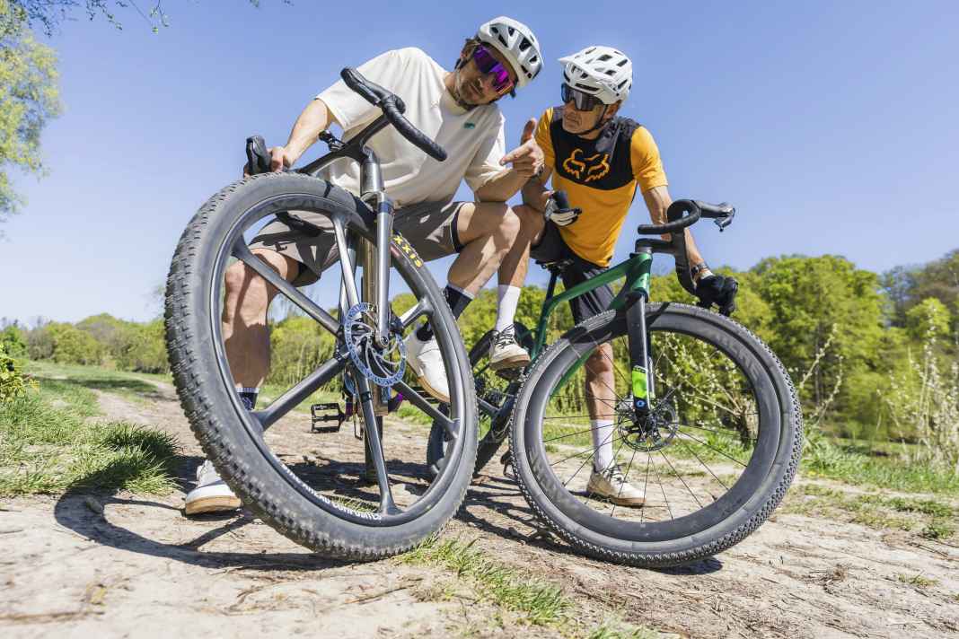 „Liebling, hast du meinen Bruder geschrumpft?“ und das Bike gleich mit? Laurin mit dem 32 Zoll Chiru Veldt und Dimi auf dem Wilier Rave mit 28 Zoll.