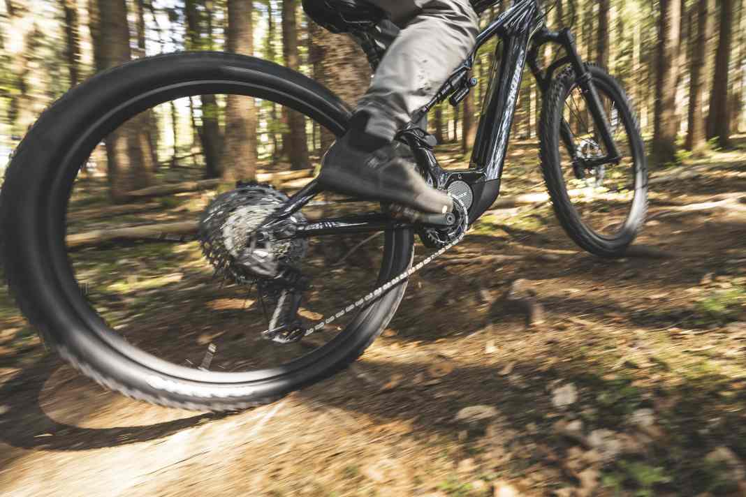 Bei einem E-Bike werden Schaltungskomponenten stark belastet. Früher Verschleiß droht.