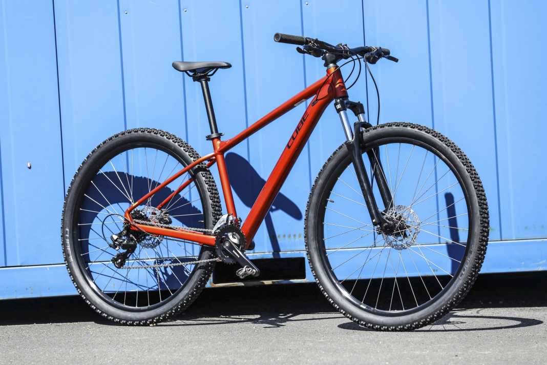 Das Cube Aim One besitzt einen attraktiven Aluminiumrahmen und eine moderne Geometrie. Was sonst noch so im Deal für 499 Euro steckt, klärt der BIKE-Check.