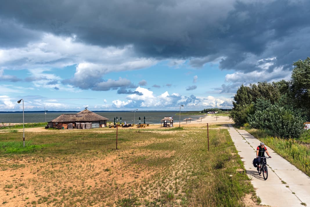 Deserted beaches on the Vistula Lagoon near Tolkmicko. The cycle path often runs on concrete slabs and frequently directly by the sea