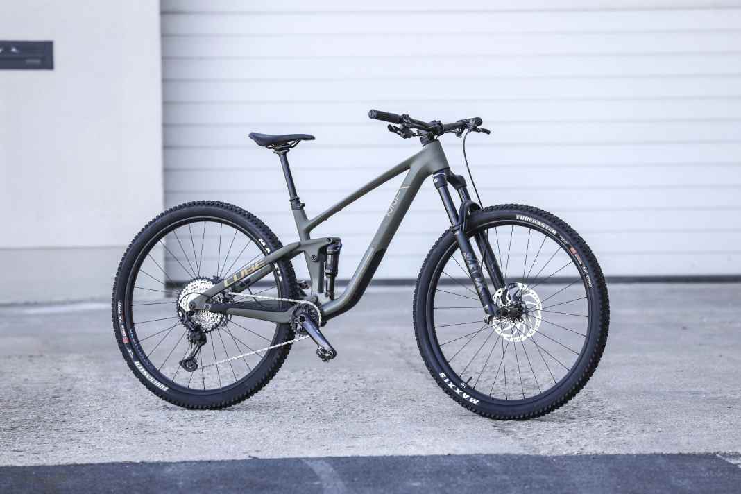 At first glance, it’s hard to believe that Cube’s carbon trail bike is supposed to cost less than 3,000 euros.