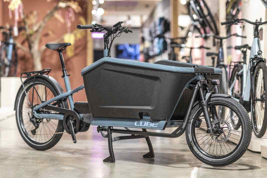 220 Kilogramm Systemgewicht, 800-Wh-Akku und Bosch Cargo Line: Das Cargo Hybrid richtet sich an Familien, Pendler und alle, die das Auto häufiger stehen lassen wollen.