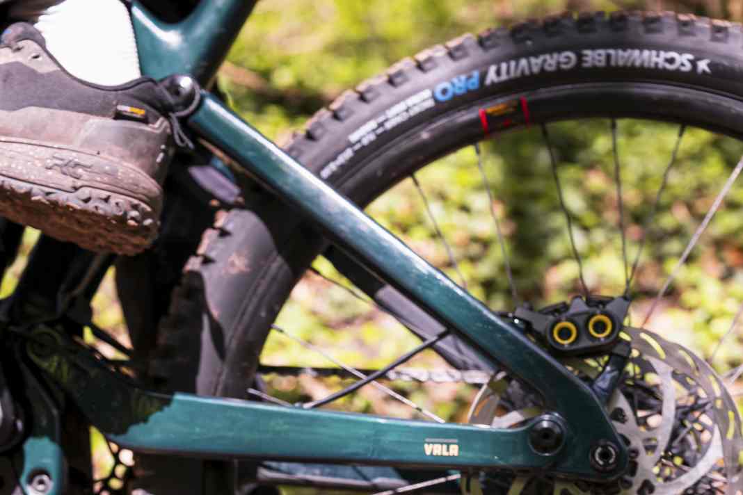 Tubeless tyres have clear advantages over traditional inner tubes when riding off-road. However, setting them up and maintaining them can be quite a faff. How can you make it easier, and what should you bear in mind when setting up tubeless tyres? We asked an expert for their advice.