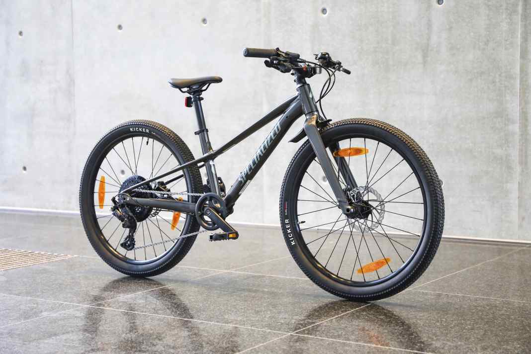 Schon im Stand ist dem Specialized Riprock 24 seine progressive Kinderbike-Geometrie anzusehen.