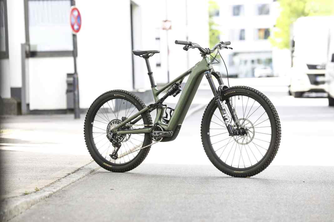 The Specialized Turbo Levo 4 Expert costs 9,999 euros, weighs 24.5 kilograms and has 160/150 millimetres of suspension travel. Power is supplied by an 840 Wh battery that can be removed from the side.
Specialized Concept Store 2026