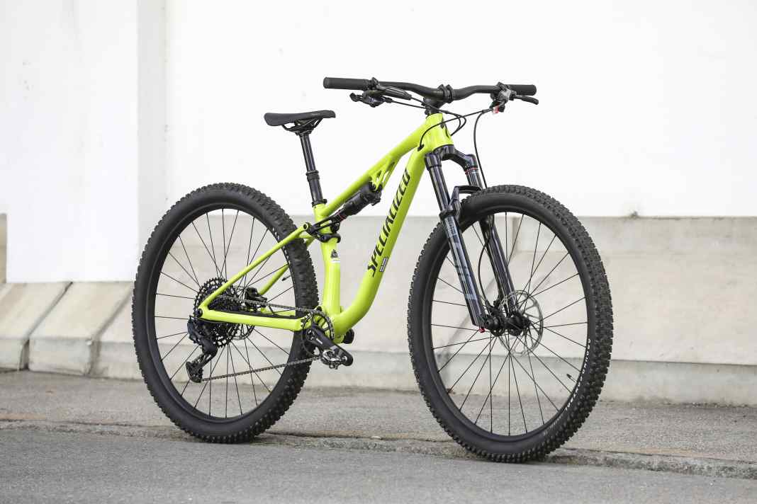 The Specialized Chisel FS Comp follows in the Epic 8’s footsteps, but is significantly more affordable thanks to its aluminium frame.