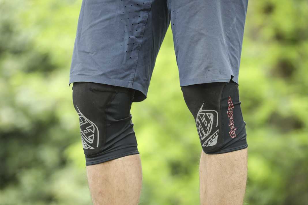 Wer einen leichten Knieschoner für den Trail- und Toureneinsatz sucht, könnte beim Speed Pro von Troy Lee Designs fündig werden. Wir haben den Leichtschoner getestet.