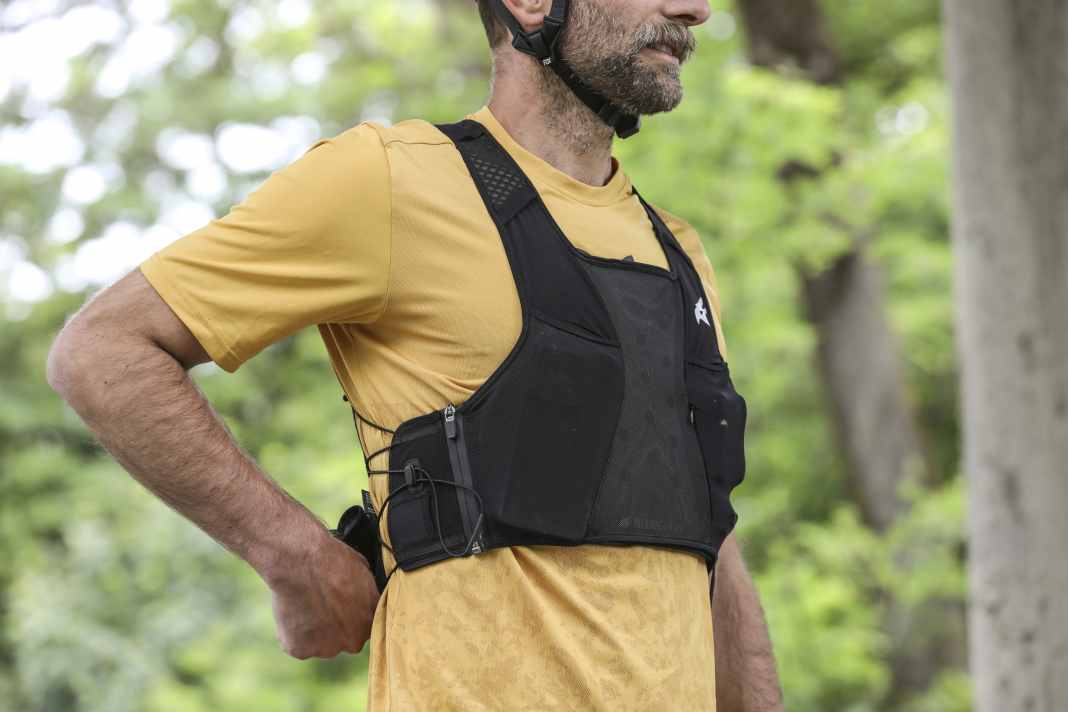 Mit der Venture Vest will Bluegrass Protektorenwesten trail-tauglich machen - mit geringem Gewicht, hohem Tragekomfort und cleveren Transporttaschen. Wir haben den luftigen Torso-Panzer getestet.
