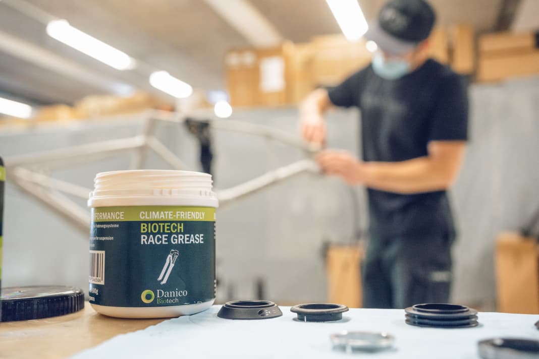 The entire bike and all individual parts were assembled using lubricants from Danico Biotech. The brake fluid and chain oil are not based on crude oil, as is usually the case, but are made from the oil of a special type of sunflower. The raw material is 100 per cent renewable. The oil can be completely broken down by nature without any chemical processes.