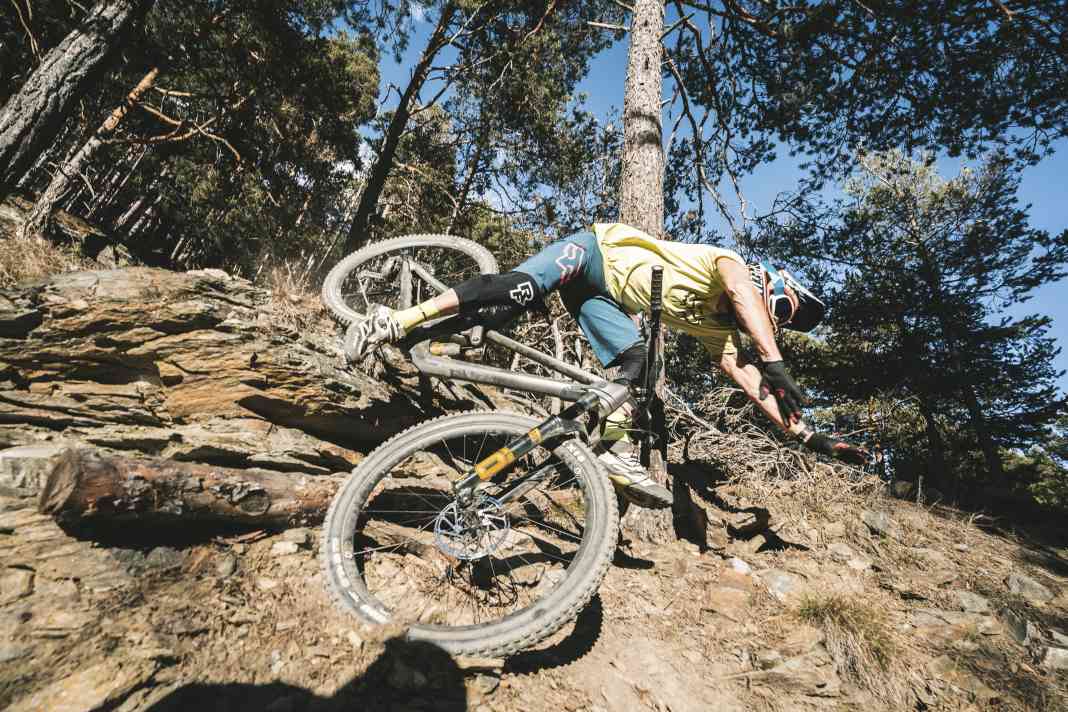 Falls are a regular occurrence in mountain biking, which is why wearing a helmet is absolutely essential. So-called rotational forces are particularly dangerous to the human brain, as they can cause brain trauma. Systems such as MIPS and similar technologies can reduce these forces. But how do they work, and how effective are they really? We explain. Photo: Max Fuchs