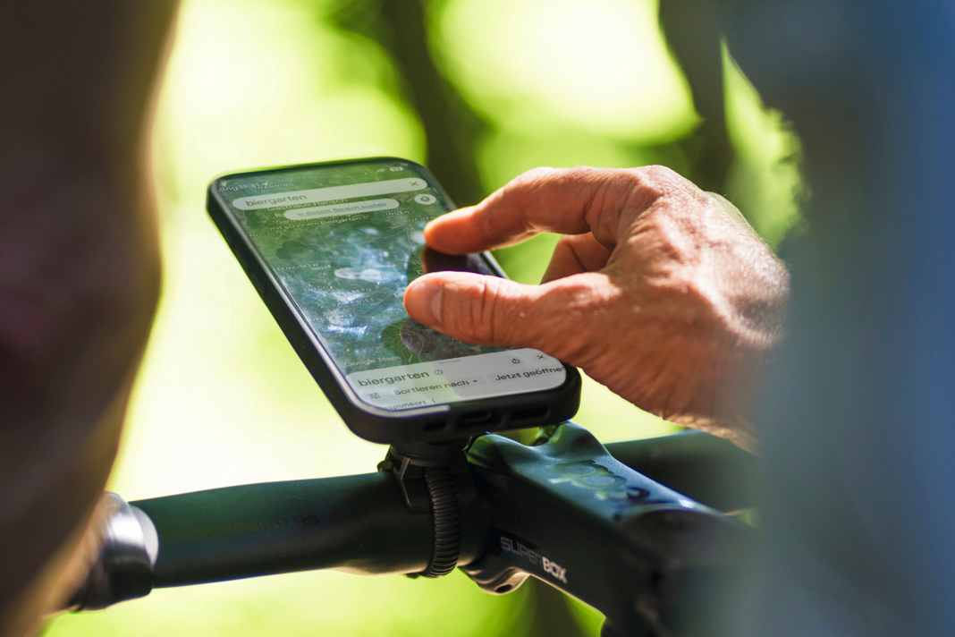 Smartphone holder for round handlebars